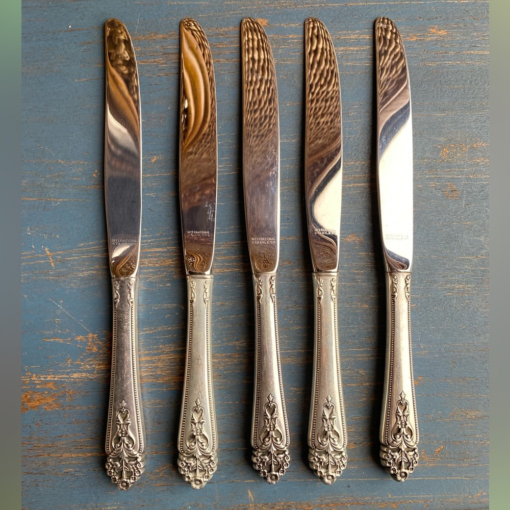 Five Queens Lace Silver Knives Set
Fifteen Grams of Silver in Each Knife